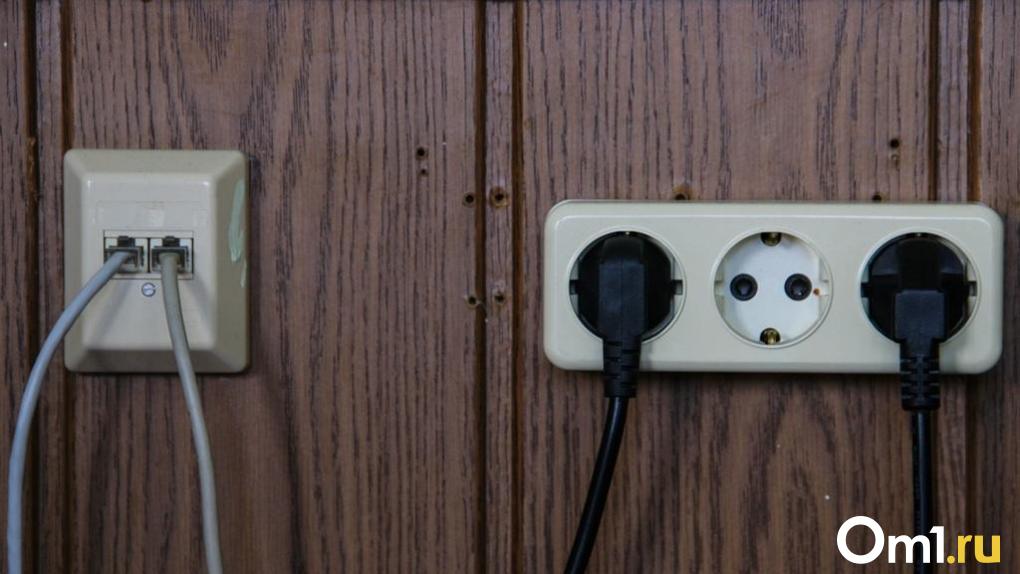 Мэр Шелест высказался об отсутствии света в омских домах  Местные жители продолжают жаловаться на то, что в некоторых жилых домах до сих пор нет электричества. В своём телеграм-канале градоначальник сообщил, что в связи с этим сегодня проведёт оперативное совещание с представителями энергетической отрасли.  «Понимаю и полностью разделяю ваше недовольство. Считаю работу ресурсников неудовлетворительной. Это касается всех участников рынка. Сегодня днём проведём оперативное совещание с представителями энергетической отрасли, главами округов, пригласил также прокурора города Петра Петровича Щербину. Буду требовать с энергетиков чётких сроков устранения неполадок на сетях и оповещения граждан о проводимых мероприятиях», — рассказал глава города.