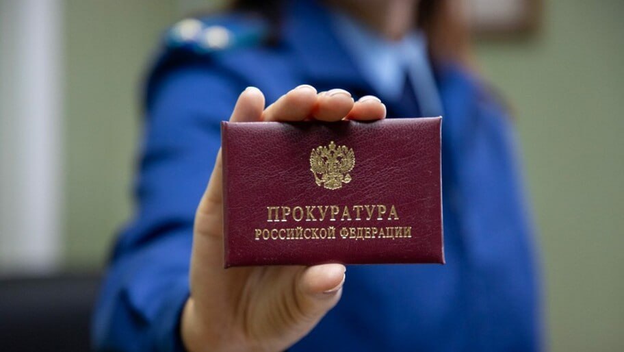 Скажи сигаретам «Нет». Прокуратура пресекла продажу табака возле школы Скадовска «В целях устранения нарушений прокуратурой предпринимателю внесено представление, по результатам рассмотрения которого продажа табачной и никотиносодержащей продукции вблизи школы прекращена», — сообщили в прокуратуре Херсонской области. Установлено, что продажа табачной и никотиносодержащей продукции велась на расстоянии 25 метров от образовательного учреждения, при установленной законом норме не менее 100 метров. Прокуратура внесла представление, по результатам которого торговлю у школы прекратили. В отношении предпринимателя возбудили административное дело по ч.1 ст. 14.53 КоАП РФ. Суд назначил ему штраф, сумма которого не уточняется. Фото: Прокуратура РФ , VK и ОК и читайте новости на нашем сайте