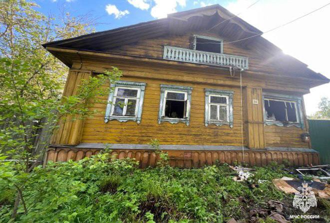 Неисправная электрика привела к пожару Вчера в 14:59 поступило сообщение о возгорании в жилом доме на улице Радищева в Кимрах. Уже через 4 минуты на месте были сотрудники . Оперативными действиями огонь локализован в 15:25, полностью ликвидирован в 16:30. В результате пожара повреждена внутренняя отделка. Предварительная причина - аварийный режим работы электрооборудования. МЧС Тверской области напоминает: следи за состоянием проводки; не перегружай сеть; не используешь прибор - выключи его из розетки. Безопасность начинается с тебя!