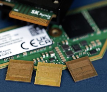 Intel объявила о намерении вернуться на рынок памяти и анонсировала новый стандарт DRAM Intel официально объявила о заключении партнерского соглашения с фирмой SAIMEMORY дочерняя структура SoftBank в рамках которого компании будут разрабатывать и продвигать новый тип памяти под названием Z Angle Memory ZAM