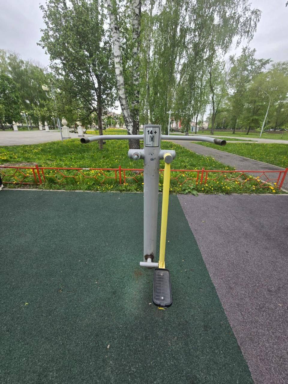 Вандалы снова орудуют на улицах Стерлитамака Они портят городское имущество. На этот раз вандалы повредили детские качели, урну, тренажер и скамейку. “Огромные силы и средства тратятся на то, чтобы потом это всё восстановить. Задача беречь городское имущество - не только коммунальных служб, а всех жителей Стерлитамака”, - сказал глава администрации Стерлитамака Эмиль Шаймарданов. Фото: Эмиль Шаймарданов