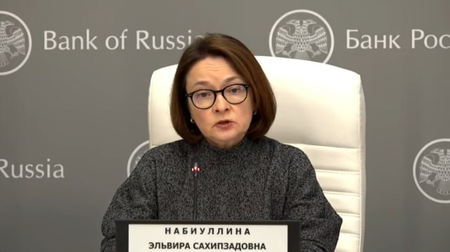 ЦБ не считает системными проблемы отдельных застройщиков Большинство крупных застройщиков и отрасль в целом устойчивы проблемы у отдельных компаний не являются системными заявила глава ЦБ РФ Эльвира Набиуллина на пресс конференции в пятницу Мы отслеживаем финансовое состояние крупных застройщиков видим что большинство крупнейших компаний и отрасль в целом сохраняют устойчивость Действительно есть проблемы у отдельных компаний но они не являются системными и источник их проблем это не развитие ситуации в отрасли а набранные долги в предыдущие периоды Ситуация на рынке жилья вы можете посмотреть по цифрам достаточно стабильная не реализовались те риски о которых многие говорили в начале прошлого года о том что все упадет и так далее Продажи жилья растут и в стоимостном и в натуральном выражении сказала она По ее оценкам ставки по проектному финансированию очень умеренные в среднем чуть больше 10 jkinvest news jkinvest