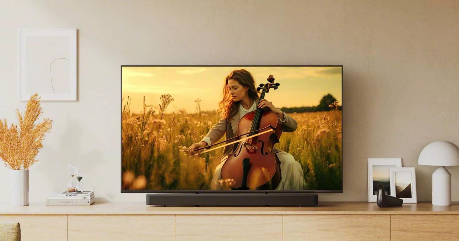 Телевизоры Sony теперь будет разрабатывать и выпускать китайская TCL Японцы передадут контрольный пакет акций ТВ подразделения и прекратят производство матриц В рамках совместного предприятия которое заработает весной 2027 Sony будет участвовать только в развитии ПО и сохранит свой логотип а производство и железные технологии переходят к TCL Sony выпускает телики аж с 1960 года и десятки лет была важнейшим участником рынка В последние годы компания сильно сдала позиции сместившись на пятое место в мировых продажах тогда как TCL уже со второй строчки дышит в спину Samsung