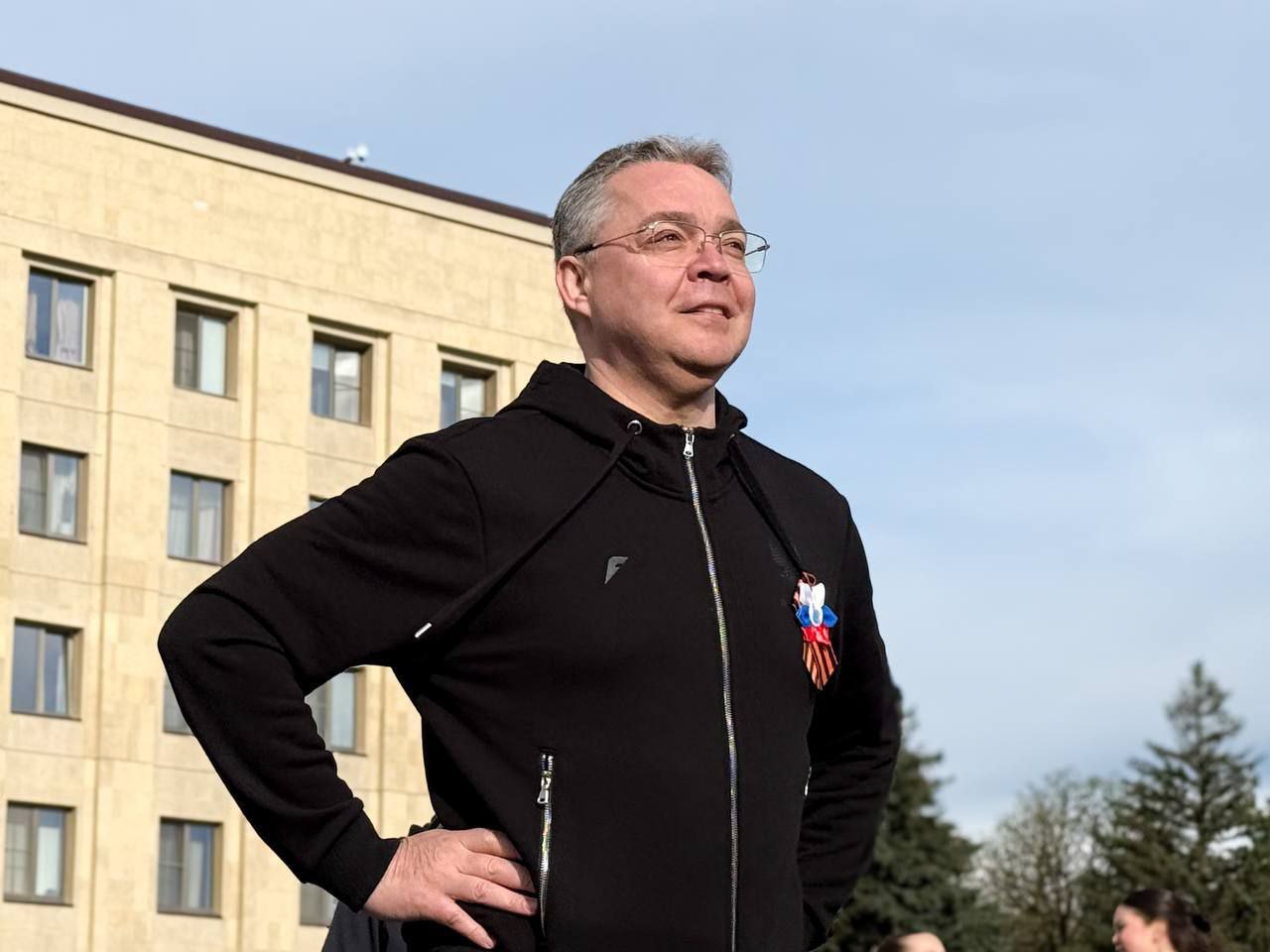 Сегодня день рождения отмечает губернатор Ставропольского края Владимир Владимиров Владимир Владимирович один из самых опытных губернаторов страны человек создавший очень эффективную команду в том числе на уровне местного самоуправления Руководитель который постоянно развивается ищет новые подходы умеет дружить и выстраивать отношения Желаю Владимиру Владимировичу и жителям региона удачи и успехов Евгений Минченко GosSovet