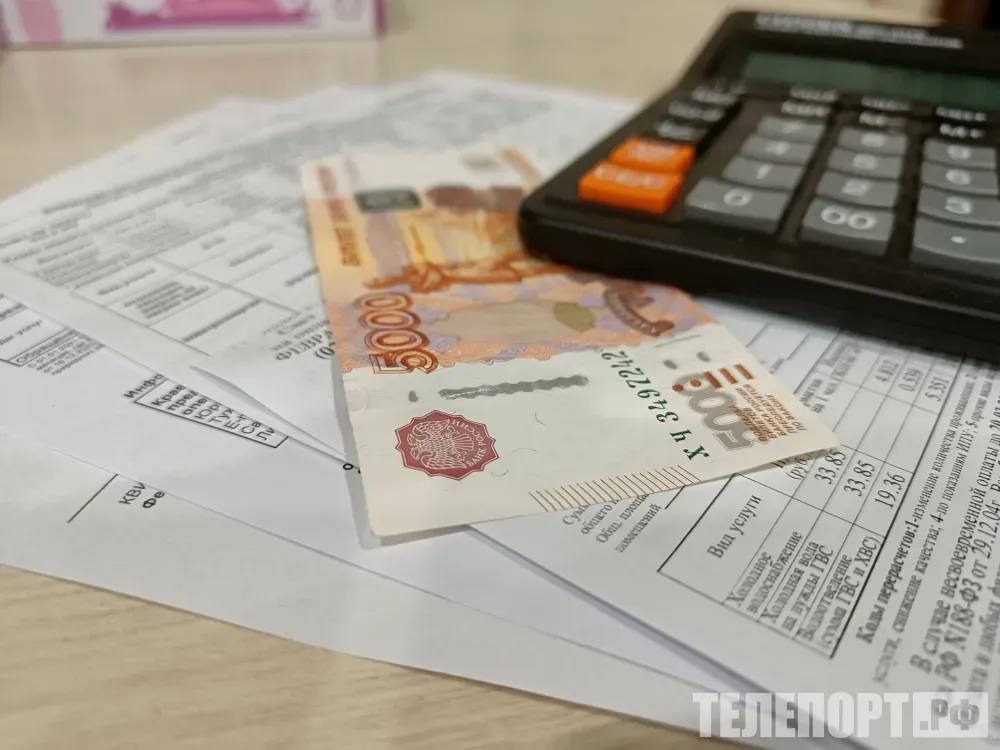 Срок оплаты ЖКХ подстроят под зарплаты россиян в Госдуме рассказали о предстоящем переносе крайней даты оплаты ЖКХ В России крайний срок оплаты услуг ЖКХ перенесут на 15 е число каждого месяца Соответствующее изменение вступит в силу с 1 марта 2026 года рассказал ТАСС рассказал зампред комитета Госдумы по строительству и ЖКХ Сергей Колунов По словам депутата с 1 марта 2026 года крайний срок оплаты услуг ЖКХ будет перенесен на пять дней вперед с 10 го на 15 е число каждого месяца Он отметил что цель у нововведения одна комфорт и удобство граждан потому что люди получают зарплату в разные даты Многим россиянам зарплаты приходят не 1 го 5 го или 10 го числа а например 12 го числа или 15 го числа А оплачивать ЖКУ удобнее сразу после зачисления зарплаты Перенос крайнего срока оплаты даст возможность гражданам избежать просрочек и начисления пени Управляющие компании после 1 марта 2026 года не смогут устанавливать другой срок внесения оплаты за ЖКУ ТЕЛЕПОРТ РФ здесь все об Амурской области  Написать нам
