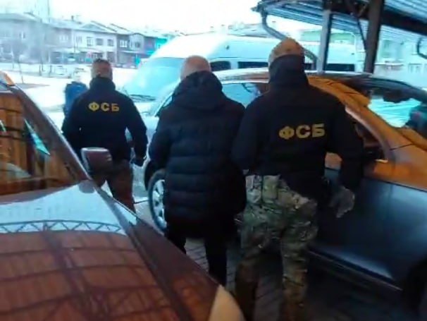 В Челябинске задержали экс гендиректора ПОВВ за махинации с контрактами Сотрудники ФСБ задержали в Челябинске бывшего главного инженера и экс гендиректора МУП ПОВВ Сергея Хабирова Им вменяют злоупотребление полномочиями при заключении муниципальных контрактов В результате ущерб городскому бюджету превысил 116 5 миллиона рублей По данным следствия с 1 по 25 июля 2024 года Хабиров при сговоре с бывшим главным инженером и другими неустановленными лицами заключил с компанией Проекты и Решения два муниципальных контракта по завышенной на 116 5 миллиона цене По договору подрядчик должен был устранять аварии на уличных сетях в Ленинском и Калининском районах Действиями фигурантов причинен значительный материальный ущерб МУП ПОВВ и администрации Челябинска который повлек необоснованные расходы а следовательно уменьшение прибыли предприятия и занижение суммы подлежащей перечислению в городской бюджет прокомментировали в пресс службе СУ СК по Челябинской области