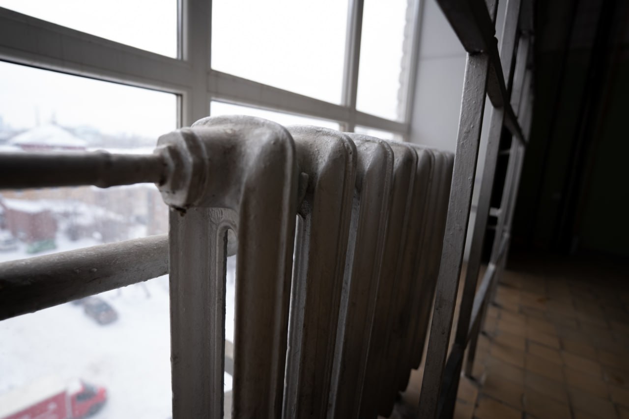 Соглашение о новой схеме оплаты тепла вступает в силу Глава Екатеринбурга Алексей Орлов подписал соглашения с поставщиками Т Плюс и ЕТК о переходе на новую схему оплаты тепла с 1 декабря Документы закрепят цены на теплоснабжение на 10 лет а поставщики будут обязаны нести ответственность за качество услуг увеличение объемов модернизации и реконструкции сетей Предельные тарифы вырастут в 1 7 раза если ранее гигакалория стоила 2805 рублей то сейчас ее цена составит 4721 рубль Увеличение тарифов для населения будет происходить постепенно так как оно ограничено федеральными индексами Мэрия сообщает что в декабре стоимость гигакалории может подняться не более 50 рублей О планах повысить цену на отопление из за перехода на метод альтернативной котельной власти Екатеринбурга заявили в ноябре 2024 года Глава департамента экономики города утверждал что шоковых изменений цен постараются избежать