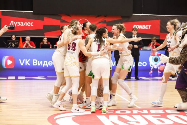 НИКА Лузалес вышла в финал Кубка России в Сыктывкаре Если в первом полуфинале УГМК был очевидным фаворитом что и доказал победив с разницей 28 то предсказать исход второго было невозможно Во первых встречались соседи по турнирной таблице FONBET Премьер лиги курское Динамо находится на второй строчке НИКА Лузалес на третьей Во вторых полтора месяца назад они выдали увлекательный очный поединок в Курске komiinform ru news 291055