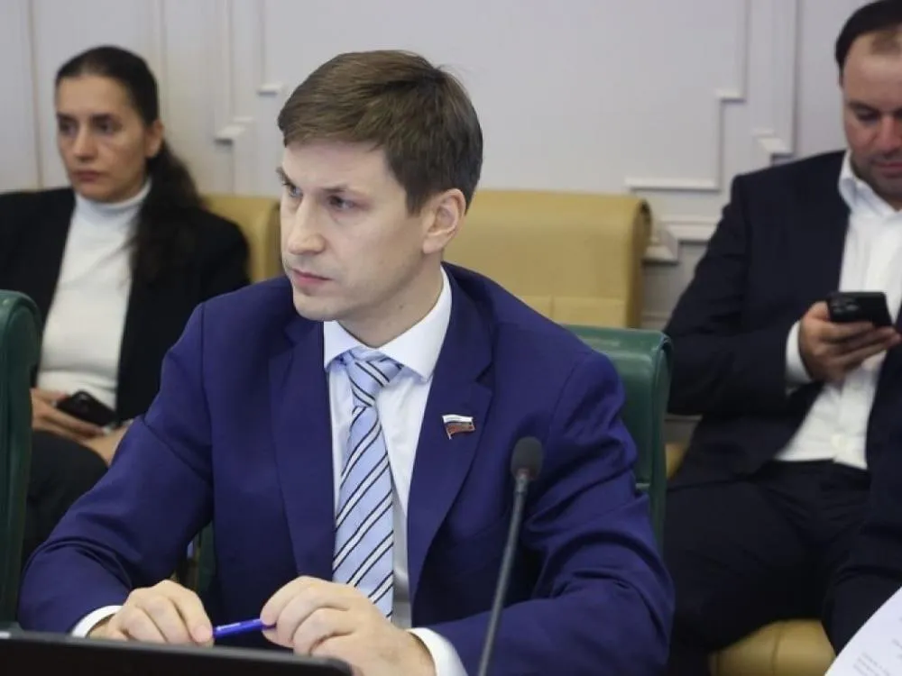 Сенатор от Архангельской области Иван Новиков борется со сладким сахар не радость сахар угроза детям Сенатор Новиков сообщил что в Совете Федерации действует рабочая группа для выработки предложений о совершенствовании законодательства в сфере детского и социального питания Главная задача по словам парламентария предотвратить рост ожирения среди детей Сенатор встревожен тем что 33 процента детей в возрасте от 7 до 11 лет имеют избыточную массу тела Иван Новиков сообщил что среди приоритетных предложений поменять СанПиН ввести возрастные ограничения по добавленному сахару Рассмотреть и внедрить лучшие региональные практики Подготовить изменения в ГОСТ и техрегламенты по маркировке продуктов для детей Мы должны изменить отношение к сахару в сознании родителей Сахар это не радость и не поощрение Сахар это прямая угроза поджелудочной печени и гормональному фону ребёнка Например на международной школьной кухне выигрывает Южная Корея страна занимает одно из первых мест в мире по продолжительности жизни и имеет один из самых низких показателей детского ожирения где в каждой школе работает педагог нутрициолог который учит детей культуре еды а в каждой столовой трудится технолог диетолог На мой взгляд эти практики заслуживают внимания Фото пресс службы Совфеда