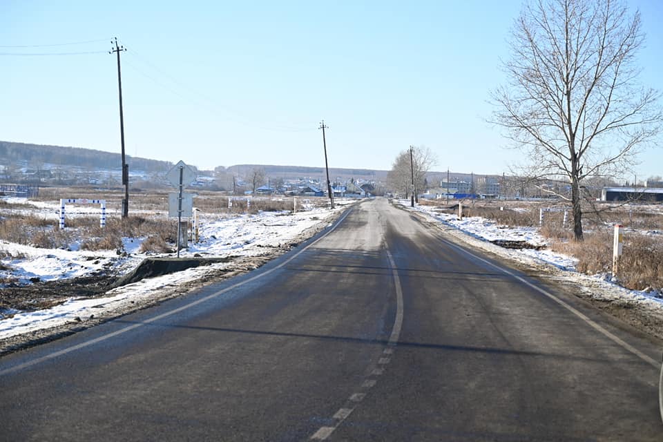 В 2025 году на Южном Урале обновлено 229 километров автомобильных дорог Работы проводятся по национальному проекту Инфраструктура для жизни Как сообщает пресс служба министерства дорожного хозяйства на дорогах региона установлено 2 светофора более 1000 дорожных знаков и 291 камера фотовидеофиксации Обустроено около 20 км барьерных и пешеходных ограждений выполнено наружное освещение на 6 объектах что способствовало снижению аварийности и повышению безопасности Завершено строительство на крупных объектах выполнен капитальный ремонт участка Аша Точильный протяженностью 11 1 км построен важный мост через реку Бия 150 м а также закончена реконструкция моста через реку Симок 500 м что повысило их надежность В Челябинске завершены работы на главных объектах включая обновление покрытия на Свердловском тракте и реконструкцию улицы Гранитной с новыми тротуарами канализацией и освещением Первый замминистра дорожного хозяйства Челябинской области Андрей Ксензов отметил что приоритетом остаются качество и безопасность дорожного покрытия а также продолжение модернизации инфраструктуры для комфортного передвижения жителей и гостей региона eugenejut