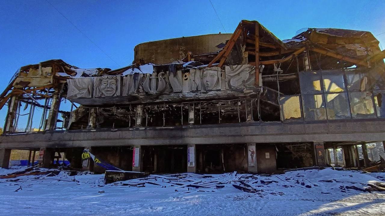 Здание сгоревшего Хабаровского музыкального театра начнут сносить в январе    Сообщается, что этим займется подрядчик на безвозмездной основе. Ранее было выявлено, что старые конструкции невозможно восстановить.     Вдобавок, на объекте буду проводиться субботники с участием общественных организаций, жителей города и представителей органов исполнительной власти.