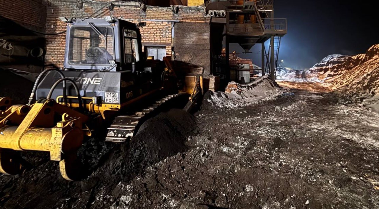 В Улан Удэ тракториста затянуло под работающий трактор По предварительным данным 16 ноября вечером машинист заступил на смену и выехали на бульдозере к угольному складу для погрузки топлива в шахту котельной Спустя некоторое время другой работник обнаружил тело мужчины под трактором а сам бульдозер далее по ходу движения уперся в капитальное строение его мотор продолжал работать селектор автоматической коробки передач находился в положении второй передачи На основании первоначальных проверочных мероприятий выдвинута версия что машинист пытался завести заглохший трактор стоя на гусенице а после начала работы двигателя упал вниз под гусеничную ленту и погиб на месте происшествия Также следствием проверяются иные версии произошедшего В настоящее время по данному факту продолжается производство процессуальных мероприятий направленных на установление полной картины происшествия сообщил в СКР по Бурятии Новости Бурятии