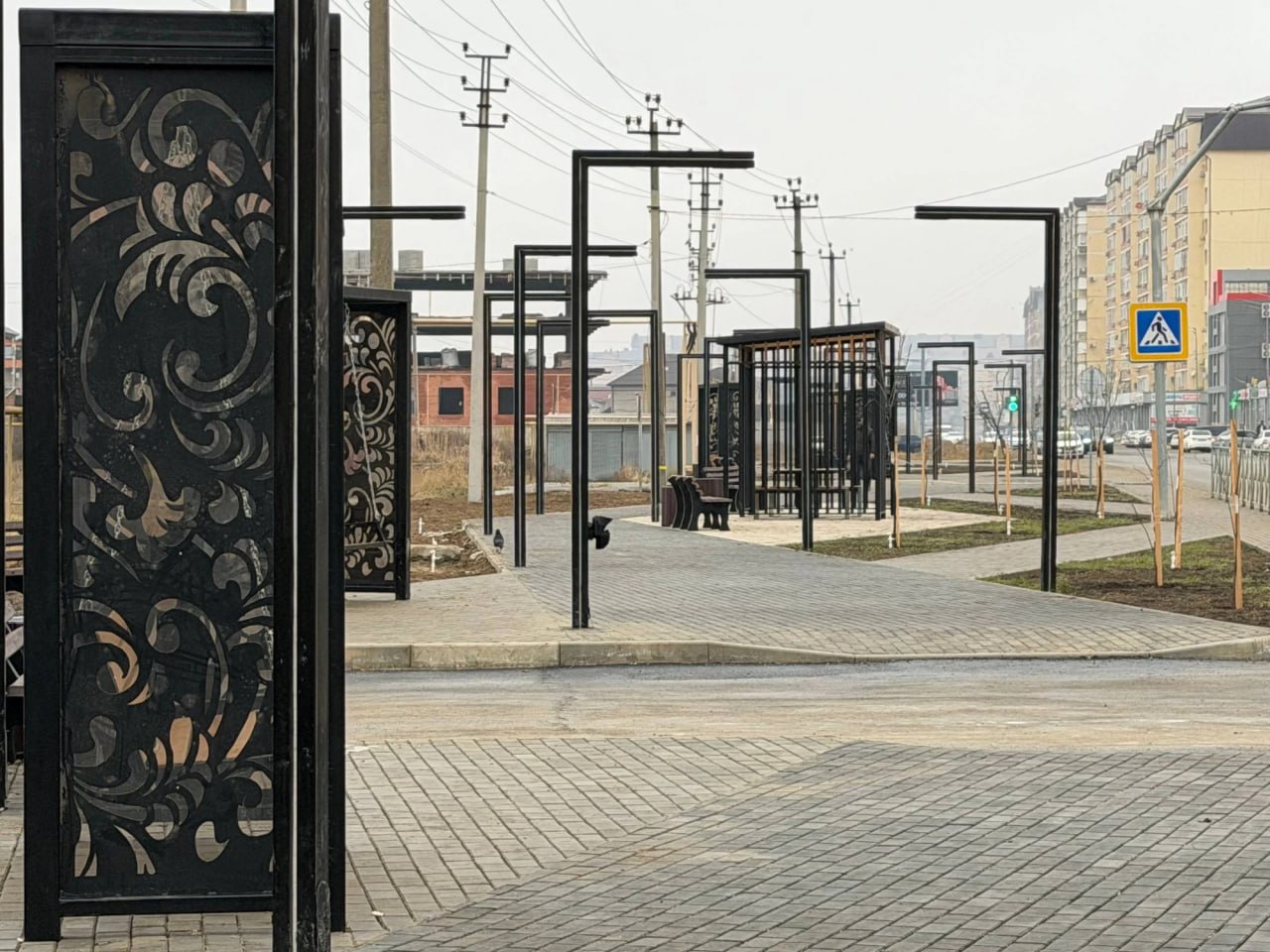 Дагестан вошёл в топ 10 регионов России по количеству благоустроенных общественных территорий Дагестан в 2025 году вошёл в группу регионов лидеров по масштабам благоустройства общественных пространств Согласно статистике Минстроя России в республике было обновлено более 100 общественных территорий Абсолютными лидерами по этому показателю стали Ростовская и Свердловская области где благоустроили по 171 пространству Вслед за ними расположились Башкирия 170 территорий Краснодарский край 150 и Челябинская область 140 Всего по стране в рамках программ благоустройства в прошлом году было приведено в порядок более 5 4 тысячи общественных территорий