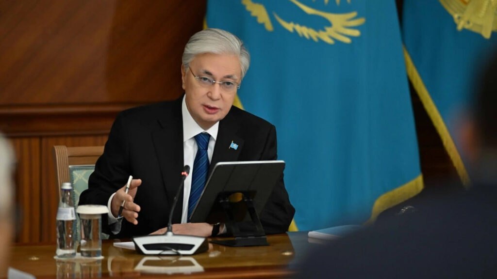 Президент Токаев о цифровизации налогах и KazLLM Президент Касым Жомарт Токаев на расширенном заседании правительства выступил с ключевыми посылами о необходимости ускоренной цифровой трансформации и строгой бюджетной дисциплине без ожидания огромных дополнительных средств Digital Business расставил акценты в 9 поинтов 1 Чтение лонгридов и выступлений Токаев жестко раскритиковал чиновников за поверхностное ознакомление с важными текстами Надо читать иначе дойдя до пенсионного возраста можно утратить когнитивные способности 2 Защита персональных данных Именно граждане сегодня оказываются наиболее уязвимым звеном цифровой трансформации подчеркнул президент поручив закрепить защиту данных на конституционном уровне 3 Переход на единую цифровую платформу Токаев потребовал перейти к платформенному подходу на базе QazTech отметив что автономная цифровизация ведомств привела к сбоям и безрассудным тратам Правительство должно дать мне план работы без получения огромных денег из бюджета 4 Региональное развитие Отсутствие базовой инфраструктуры тормозит развитие регионов и снижает качество жизни населения особенно в Абай Улытау и Алматинской области 5 Бюджетная дисциплина и ревизия Нужно провести всестороннюю ревизию действующих бюджетных программ для сокращения неэффективных государственных расходов поручил Токаев до 1 мая предупредив что финансирование теперь получат только полезные проекты 6 Снижение инфляции Попытки заболтать проблему обсуждениями будут расцениваться как уход от ответственности потребовал конкретики президент 7 Образование и трансформация профессий Поручено создать Национальный центр трансформации профессий по ГЧП для подготовки кадров под ИИ Казахстану нужны профессионалы в каждой отрасли способные применять ИИ и повышать производительность на конкретных рабочих местах 8 Национальная языковая модель Президент отметил низкий спрос на KazLLM на фоне повышенного спроса на ChatGPT Профильному ведомству поручено популяризировать отечественные технологии 9 Нефтегазохимия и дальнейший передел Президент поручил обеспечить завершение ключевых проектов по производству полиэтилена бутадиена карбамида и др а также стимулировать МСБ для выпуска продукции высокого передела из полимеров автодетали системы орошения медоборудование и др через лизинг и льготное кредитование 10 Бонусный поинт Алатау должен стать опорным проектом нового инвестиционного цикла При этом глава государства подверг резкой критике возражения Нацбанка и Агентства по финмониторингу которые фактически блокируют принятие нужного Конституционного закона Если у вас есть возражения дайте мне бумагу я наложу резолюцию Мне не привыкать брать на себя ответственность а вы продолжайте витийствовать на конференциях Сейчас такое время дело нужно делать а не дрожать от страха