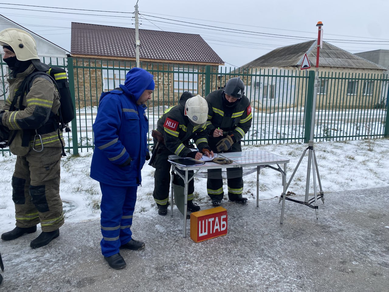 Пожарно-тактические учения в городе-детства   ‍ В новом детском саду Евпатории прошли первые пожарно-тактические учения МЧС России.   По легенде, в актовом зале садика из-за аварийной работы электрооборудования произошло короткое замыкание с последующим горением.   Персоналом проводилась эвакуация детей, тушение возникшего пожара первичными средствами было невозможно из-за сильного задымления.   ‍ Сотрудники 5 пожарно-спасательного отряда прибыли на место происшествия в установленное время, провели боевое развёртывание и приступили к разведке. Звеном газодымозащитной службы был эвакуирован сотрудник детского сада, его вывели на свежий воздух и предали медикам скорой помощи.   Для ликвидации условного пожара понадобилось не более часа, 39 специалистов МЧС России и 9 единиц техники.  [ГУ МЧС России по Республике Крым]  ___   Евпатория ЧП   Предложить пост