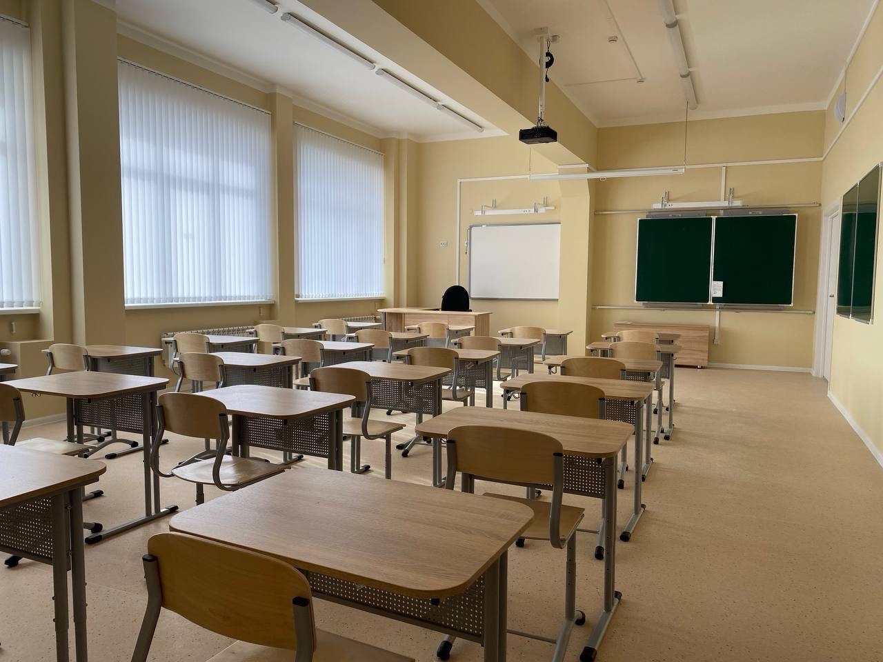 Хинштейн запретил запретил сборы денег с родителей в курских школах Губернатор отметил что поступают жалобы В частности упоминалась 57 я школа где с родителей требуют деньги в обязательном порядке У родителей разные финансовые возможности Что это за оброк Такого быть не может и не должно заявил Хинштейн Глава региона подчеркнул что дополнительное финансирование школ должно осуществляться через управляющие советы а не за счёт принудительных сборов Замгубернатора Оксана Крутько курирующая образование пообещала доложить об итогах проверки Александр Хинштейн также призвал курян сообщать о подобных случаях лично ему в том числе через соцсети Мы в Max