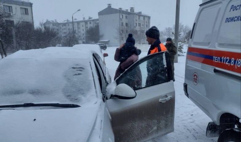 Двухлетний ребенок заперся в машине в Морозовске спасатели освободили малыша Глава Морозовского района Пётр Тришечкин в своём Telegram канале поблагодарил местных спасателей за оперативную работу 2 февраля в 16 38 на пульт дежурного поступил вызов о помощи в Морозовке в автомобиле Kia Rio был заперт маленький ребёнок Уже через две минуты в 16 40 на место выехала поисково спасательная группа в составе Дмитрия Богачева и Андрея Морозова Прибыв на вызов спасатели быстро и профессионально разблокировали двери автомобиля и освободили двухлетнего малыша Подпишись на 1Rnd в МАХ Написать в редакцию