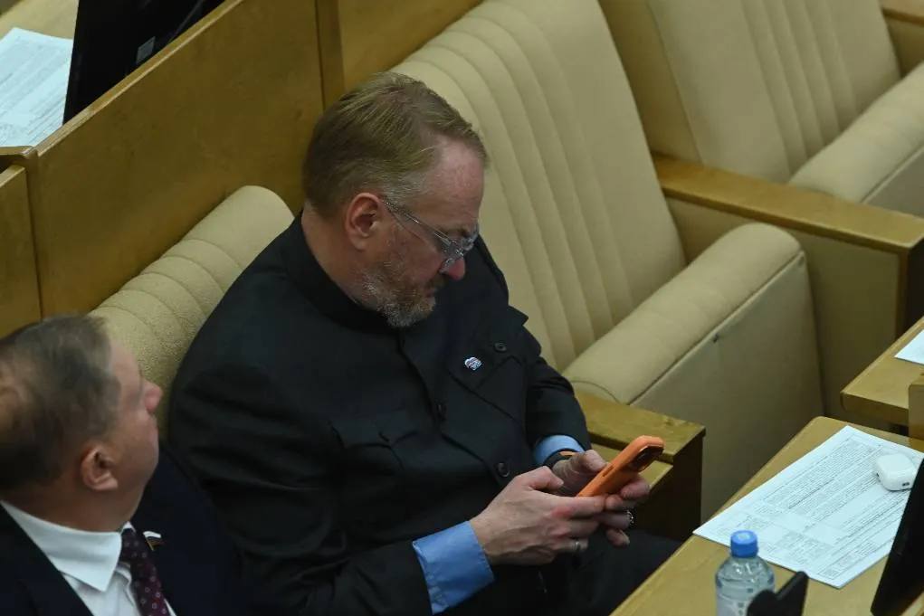 iPhone для лохов в Госдуме предложили так отвечать детям на просьбы о новом смартфоне Депутат посоветовал родителям объяснять что айфон не цель в жизни и вообще девайс для лохов По его мнению это поможет охладить детский пыл перед Новым годом