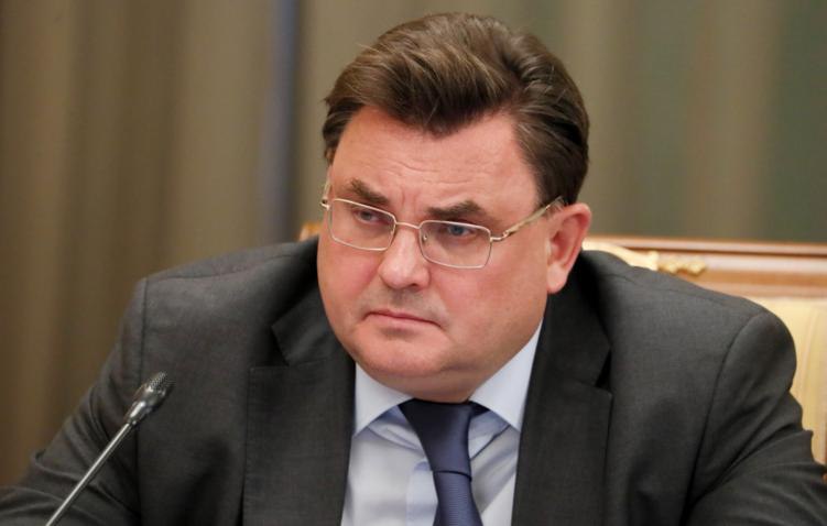 Глава Минюста предложил расширить платные услуги в СИЗО и создать там камеры с улучшенными условиями содержания Условия содержания в СИЗО и колониях должны отличаться друг от друга заявил министр юстиции Константин Чуйченко на Всероссийском совете координационном уполномоченных по правам человека Подходы к содержанию в СИЗО где находятся люди чья вина не доказана должны отличаться от подходов к содержанию в колониях где уже осужденный человек непосредственно отбывает наказание сказал он В частности отметил Чуйченко необходимо обсудить возможность введения камер с улучшенными условиями Глава Минюста также предложил расширить перечень дополнительных платных услуг которые касаются размещения материально бытового и медико санитарного обеспечения стирка ремонт одежды и постельных принадлежностей занятия спортом в специально оборудованных местах выдача во временное пользование электронных книг и телевизора