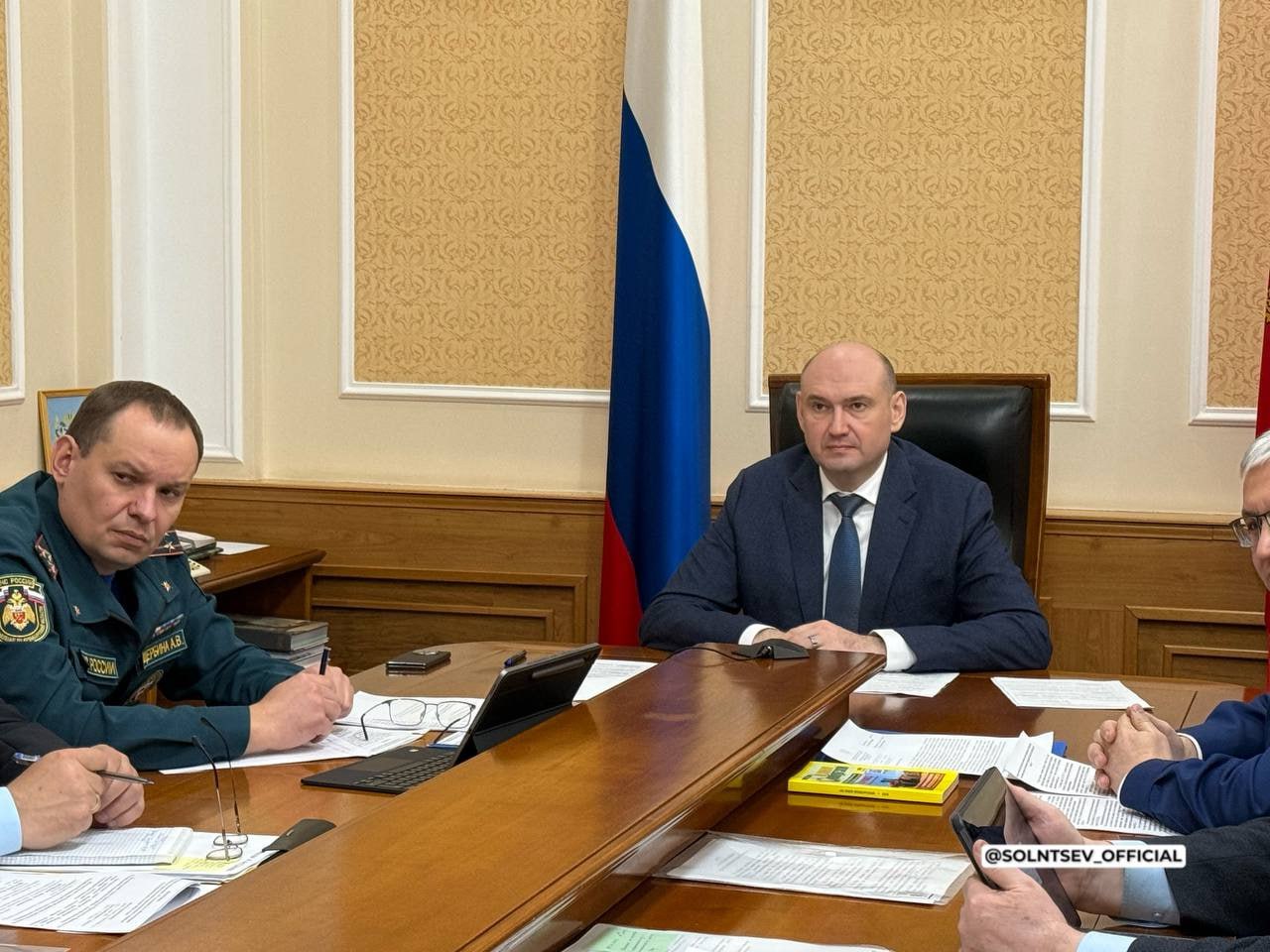 Оренбуржье готовится к паводку Оренбургская область не входит в зону неблагоприятного паводкового прогноза но власти заранее готовятся к возможным сценариям Губернатор Евгений Солнцев сообщил что ситуация находится на личном контроле  В регионе сформирована группировка из более 10 тысяч человек и 2 5 тысячи единиц техники подготовлены 508 пунктов временного размещения 4 марта пройдёт проверка систем оповещения а с 12 февраля увеличат сброс воды на Ириклинском водохранилище до 139 м³ с этот режим сохранится до 10 марта