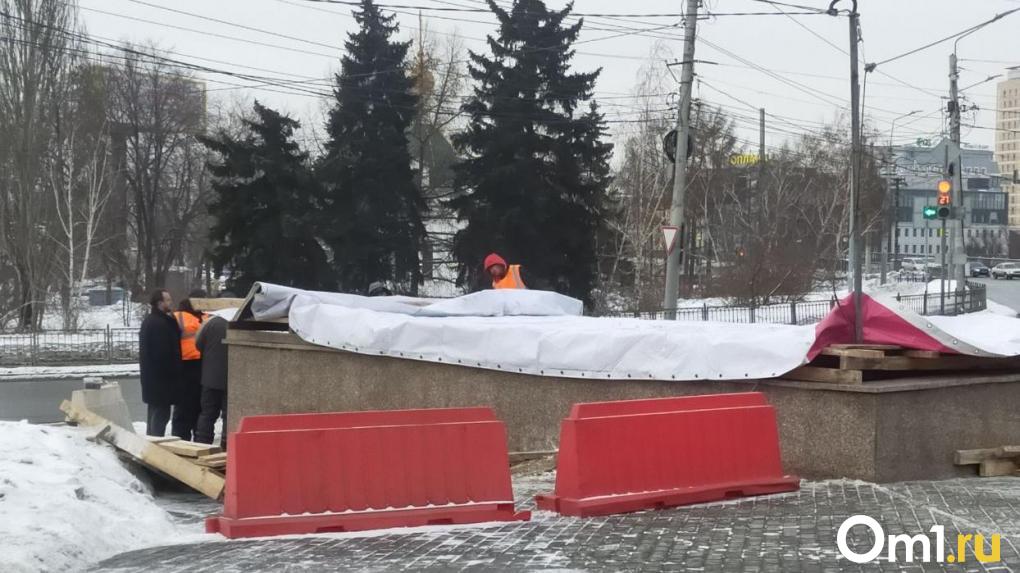 ⏺ В Омске закрыли на ремонт подземный переход у Театральной площади  Переход на пересечении Ленина и Лермонтова ждет капитальное обновление. До середины лета подрядчик облицует стены и ступени гранитом, заменит перила и обновит покрытие. Стоимость работ — 12,2 млн рублей.  Срок сдачи объекта — 18 июля. Заказчиком выступает БУ «Эксплуатация объектов внешнего благоустройства», а ремонтирует переход ИП «Ваккер».