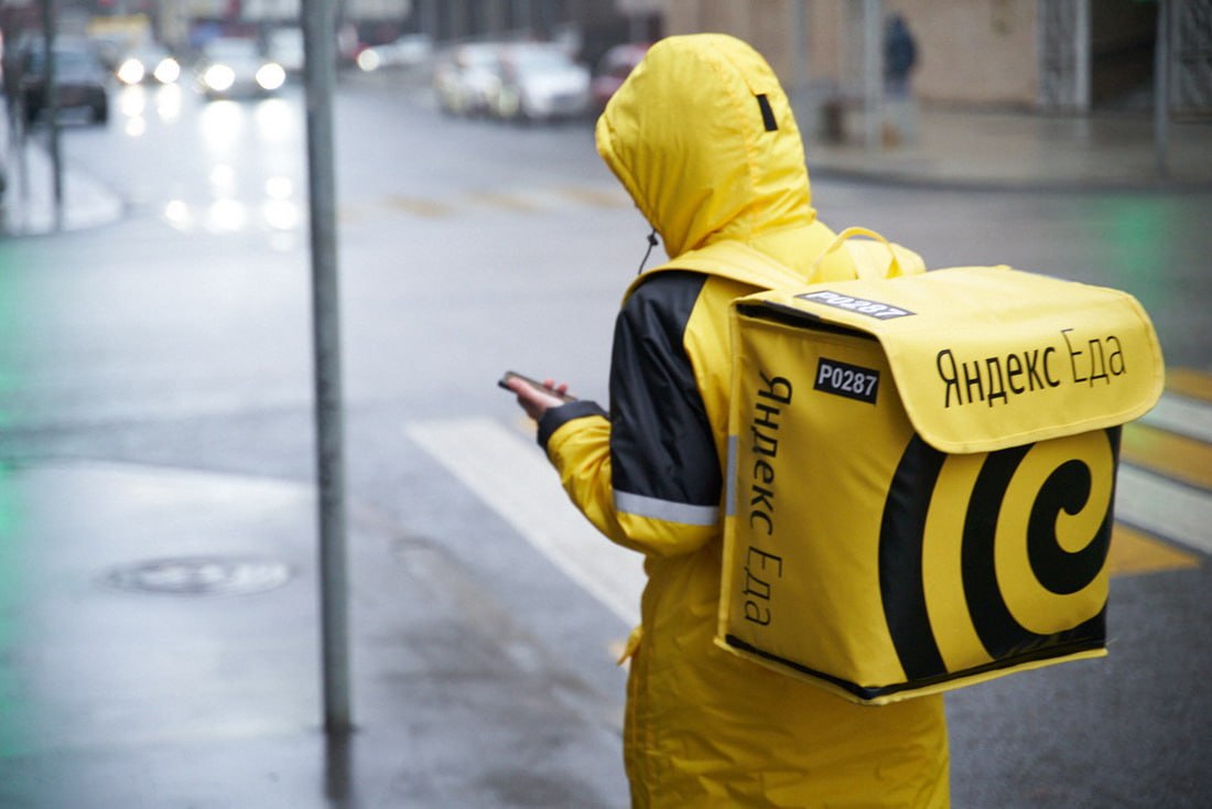 Как неонацисты планировали убить Владимира Соловьёва В 2022 году проукраинская группировка решила ликвидировать телеведущего подменив его заказ из Яндекс Еды пиццей с ядом Вот например мы устанавливаем адрес Соловьёва отслеживаем его заказ через Яндекс Еду перехватываем заказ и подсовываем ему отравленную пиццу звучит в аудиозаписи воспроизведённой на заседании суда Рассматривался и вариант нанести токсин на руль и сидения автомобиля телеведущего Позже был выбран вариант подрыва машины Сейчас по делу проходят семь подсудимых включая Андрея Пронского который работал на Украину Один из них в психбольнице Теракт в православном храме планировал подросток urallive