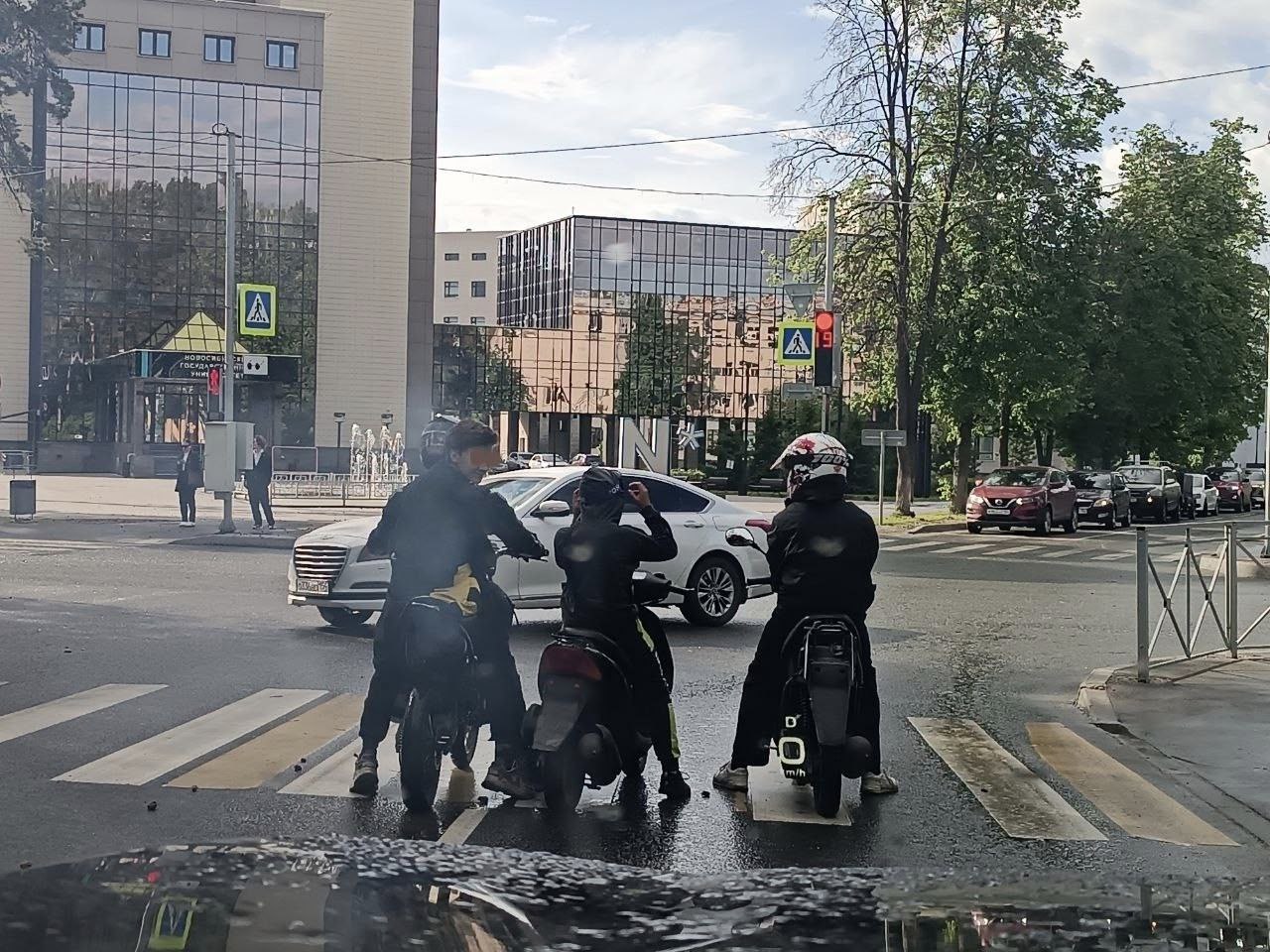 Штраф за выезд на дороги общего пользования на питбайке поднимут до 30 тыс. руб., санкция заложена в проекте нового КоАП от Минюста.