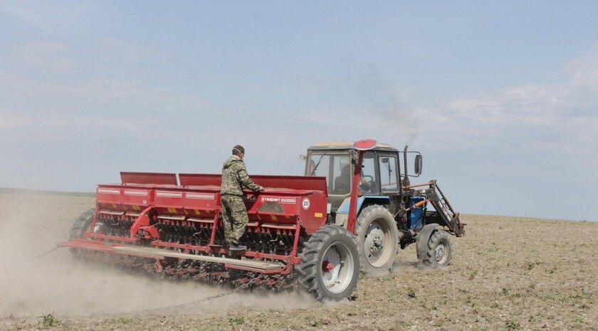 Около 200 тыс. человек заняты в сельхозтоваропроизводстве Запорожской области Около 200 тыс. жителей Запорожской области заняты в сельскохозяйственном товаропроизводстве. Об этом в своем отчете перед Заксобранием Запорожской области сообщил и. о. министра АПК и продовольственной политики региона Андрей Сигута, передает корреспондент Запорожского агентства новостей. «В сельскохозяйственном товаропроизводстве занято 38 процентов населения области — это около 200 тыс. человек. В аграрном секторе зарегистрировано 2 304 предприятия, из них 754 подтвердили статус сельхозтоваропроизводителя», — сообщил Сигута. Читать полностью