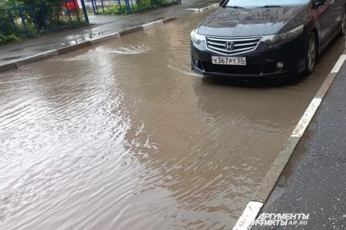 Все службы Южно-Сахалинска привели в готовность из-за предстоящего ливня  По данным синоптиков, вечером 23 октября и в ночь на 24 октября в регионе ожидается сильный дождь — от 15 до 29 мм осадков за 12 часов, а местами — очень сильный, свыше 30 мм за тот же период.  «Все службы жизнеобеспечения города переведены в режим повышенной готовности. Жителей просят быть внимательными и соблюдать меры предосторожности», — уточнили в мэрии.  В случае чрезвычайной ситуации необходимо незамедлительно обратиться по единому номеру экстренных служб — 112.  #НовостиСахалина     -Сахалин