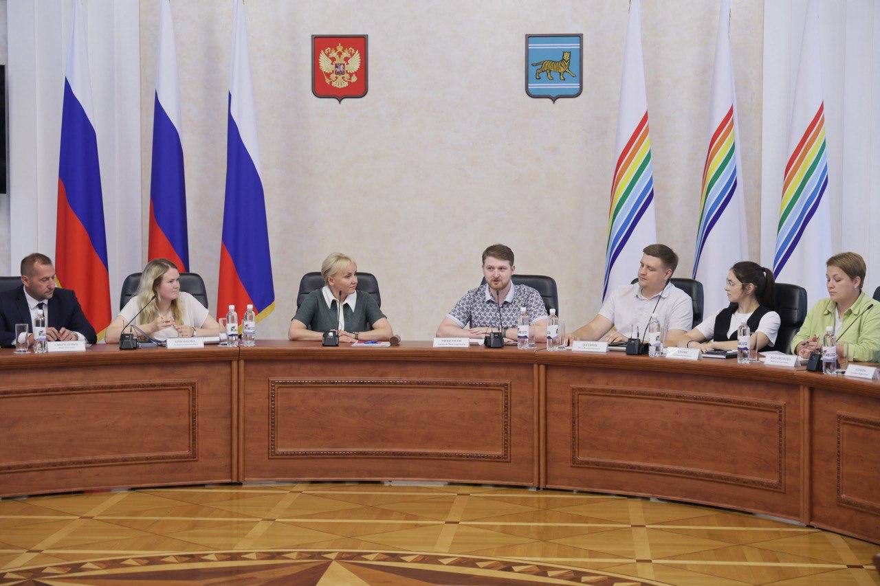 Сегодня состоялось первое заседание молодежного правительства ЕАО. Чуть больше месяца назад на главном молодежном форуме области «Территория действий» инициативная группа выступила с предложением объединить целеустремленных и неравнодушных молодых управленцев для служения малой родине. Уже сегодня есть первые результаты: сформирован состав молодежного правительства, определены наставники, утверждены председатель и комитеты по ключевым направлениям деятельности, начата проектная работа. Поддержать создание молодежного правительства Еврейской автономной области приехал председатель Ассоциации молодежных правительств России Андрей Мищенков. Он рассказал об истории организации и поделился лучшими практиками. За прошлый год Ассоциация помогла региональным командам получить финансовую поддержку для реализации 103 проектов на общую сумму 95 млн рублей. Для наших молодых людей это отличная возможность приобрести практический опыт в подготовке и защите важных для региона инициатив. Также девять членов молодежного правительства области в ближайшее время пройдут обучение по линии Ассоциации, оно состоится в Нижнем Новгороде. Молодежное правительство ЕАО — это новая площадка по подготовке управленческого кадрового резерва автономии и важный инструмент выработки решений для изменения жизни в ЕАО к лучшему. Горжусь, что в ЕАО живет так много инициативных и активных молодых людей, готовых работать на благо родной области и строить здесь свое будущее!