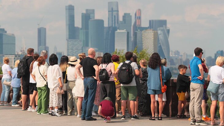 Москва занимает первое место по популярности среди туристов из России. Кроме столицы, на долю которой приходится 34,2% всех путешественников, в лидерах Санкт-Петербург — 9% и Подмосковье — почти 4%.  Далее за ними в рейтинге Новосибирская область, Свердловская область, Краснодарский край, Хабаровский край, Нижегородская область и Татарстан.   С начала года турпоток по стране составил 95,9 млн человек. Но не все границы еще закрыты. Ждем новых рекордов.