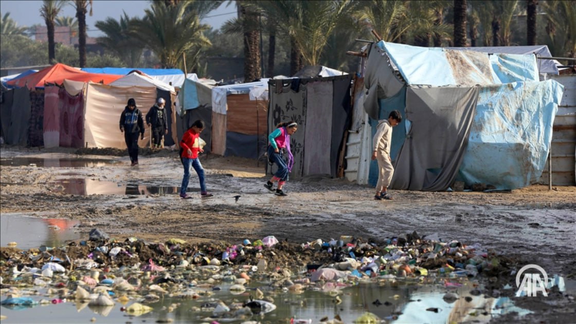 Проливной дождь обрушившийся сегодня утром на сектор Газа затопил палатки палестинцев чьи дома были разрушены в результате продолжавшихся на протяжении двух лет атак армии Израиля Из за проводимой Израилем политики геноцида уничтожены и повреждены почти 90 в палестинском эксклаве По данным ООН в результате израильских ударов в секторе Газа были разрушены или повреждены более 282 тыс домов Большинство из 2 3 млн жителей Газы вынуждены ютиться в самодельных палатках 24 7 в сутки с Агентством Анадолу