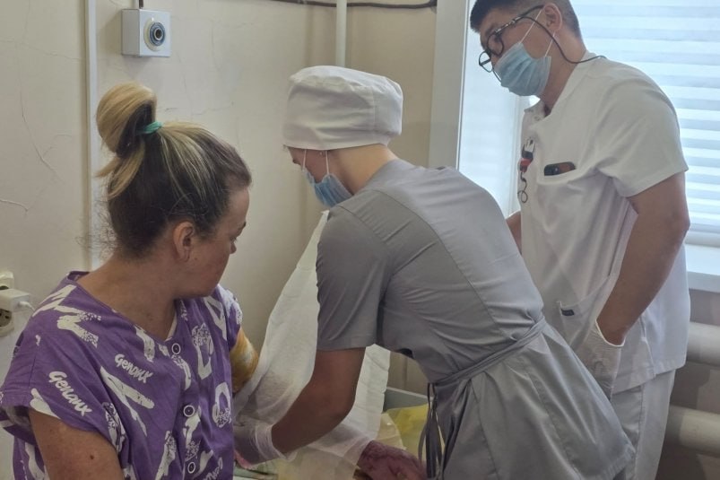 За женщиной после ДТП с инфарктом и ожогами два месяца ухаживали сахалинские врачи Сахалинские врачи два месяца боролись за жизнь южносахалинки: женщина перенесла инфаркт за рулем и не справилась с управлением. Почти 30% обожженного тела — угроза жизни висела ни одну неделю. В спасении пациентки участвовала команда специалистов — комбустиологи, кардиологи, терапевты, реаниматологи, неврологи, средний и младший медперсонал. 27 мая женщина на машине направлялась из областного центра в сторону Озерска. Внезапно состояние ухудшилось, автомобиль сорвался с дороги, после столкновения с деревом машина вспыхнула. Вертолетом санавиации пострадавшую доставили в Южно-Сахалинск. Ситуация осложнялась большими поражениями не только кожи, но и верхних дыхательных путей и легких. Кроме того, выяснилось, что причиной аварии послужил инфаркт. Полная история — в материале. Фото: ПСО SakhalinMedia Прислать новость