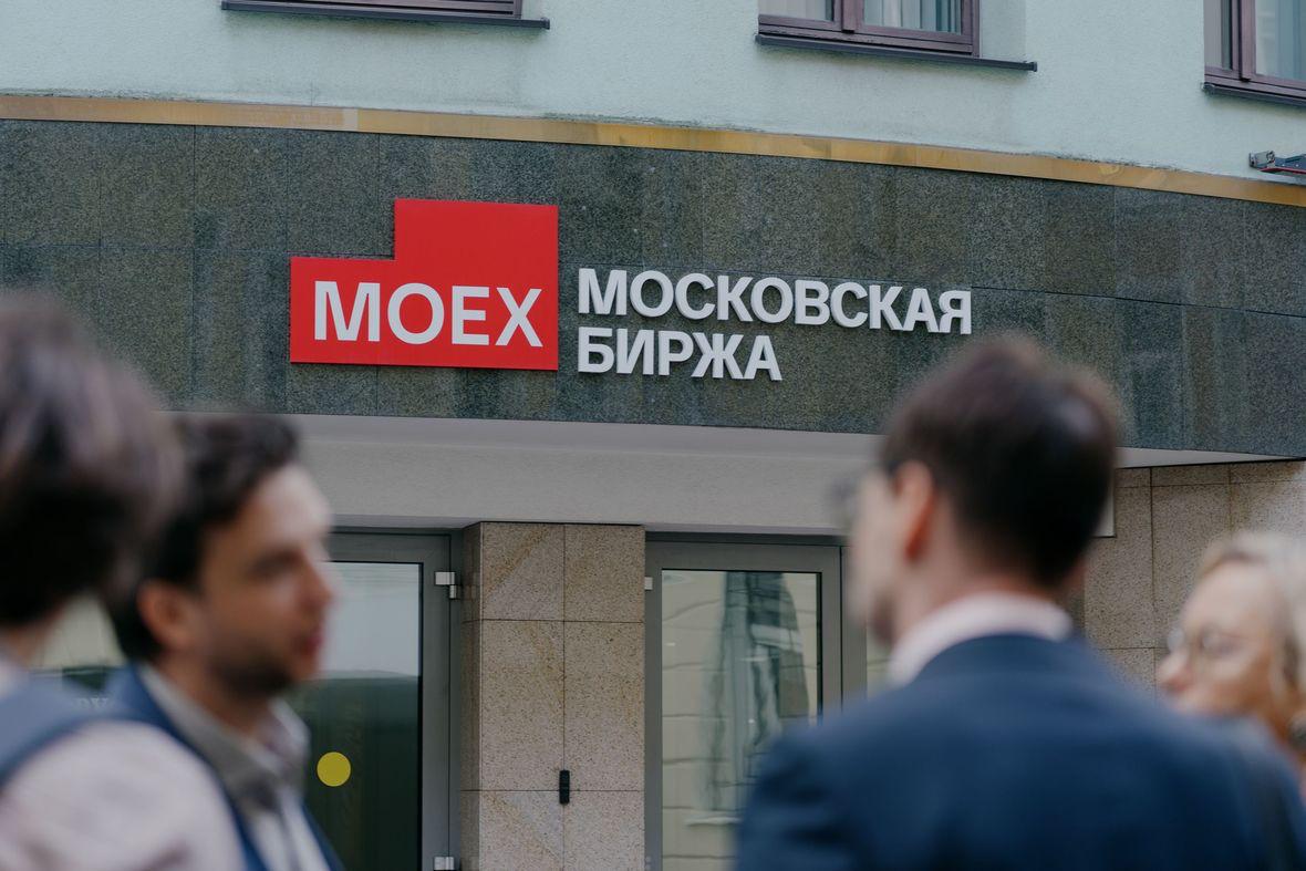 Московская биржа в конце марта допустит облигации к торгам в выходные Московская биржа расширяет торги выходного дня новым пулом бумаг с 28 марта 2026 года на дополнительной сессии выходного дня с 09 50 до 19 00 мск станут доступны сделки с ОФЗ и самыми ликвидными корпоративными облигациями  Торги облигациями будут проводиться в тех же режимах торгов что и в будние дни  Ценовые границы в биржевом стакане для снижения рисков ценовых колебаний в ходе торгов в выходные дни устанавливаются в размере 3 от цены закрытия предыдущего торгового дня Совместно с участниками рынка предоставляем возможность совершать на выходных сделки и с облигациями наиболее растущим инструментом За последние 12 месяцев физлица вложили в облигации более 2 трлн рублей при этом количество счетов физлиц по которым совершались сделки с облигациями увеличилось в январе 2026 года на 50 по сравнению с январем 2025 года отметил управляющий директор по фондовому рынку и цифровым активам Московской биржи Борис Блохин Список облигаций допущенных к торговле в выходные будет опубликован на сайте биржи до начала торгов Подробнее     www rbc ru quote news 69897e7f9a794780240de519 Фото Михаил Гребенщиков РБК Подписаться на канал Мы в MAX