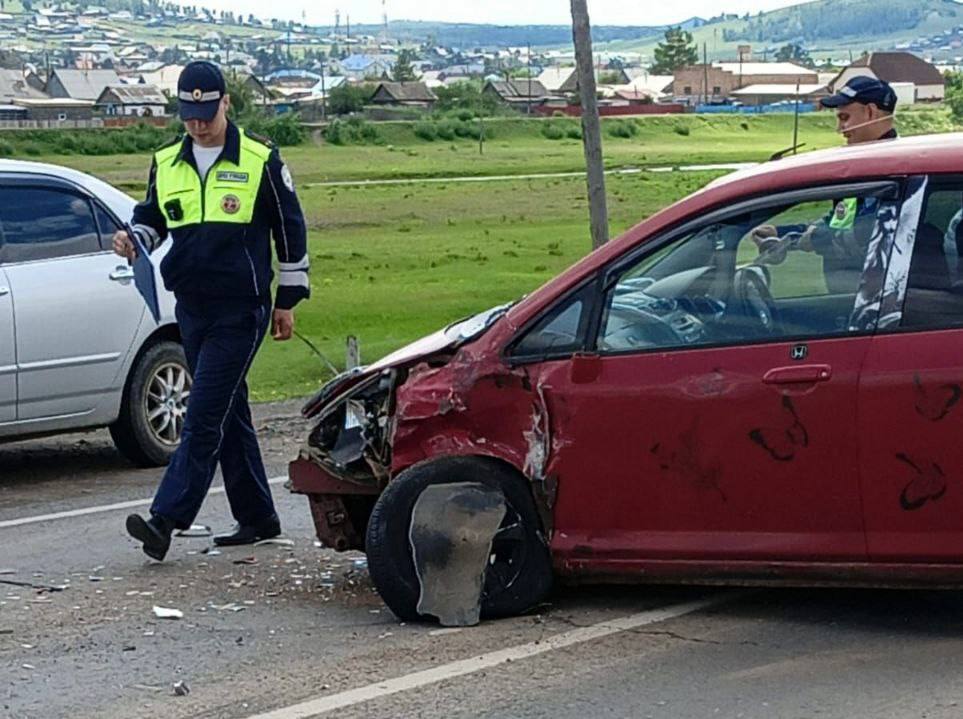 Забайкалец угнал у своей матери Honda Fit, чтобы уехать в Читу, и стал виновником ДТП.  Дело произошло в Забайкальске. Женщина припарковала машину возле дома.  Пьяный сын дождался, когда она уснет,  и вместе с другом поехал в Читу.  По пути он не справился с управлением, выехал на «встречку» и столкнулся с минивэном на 161 км федеральной трассы «Чита — Забайкальск».  Известно, что ранее сын-угонщик был судим.    Чита•Сегодня                      Предложить свою новость —