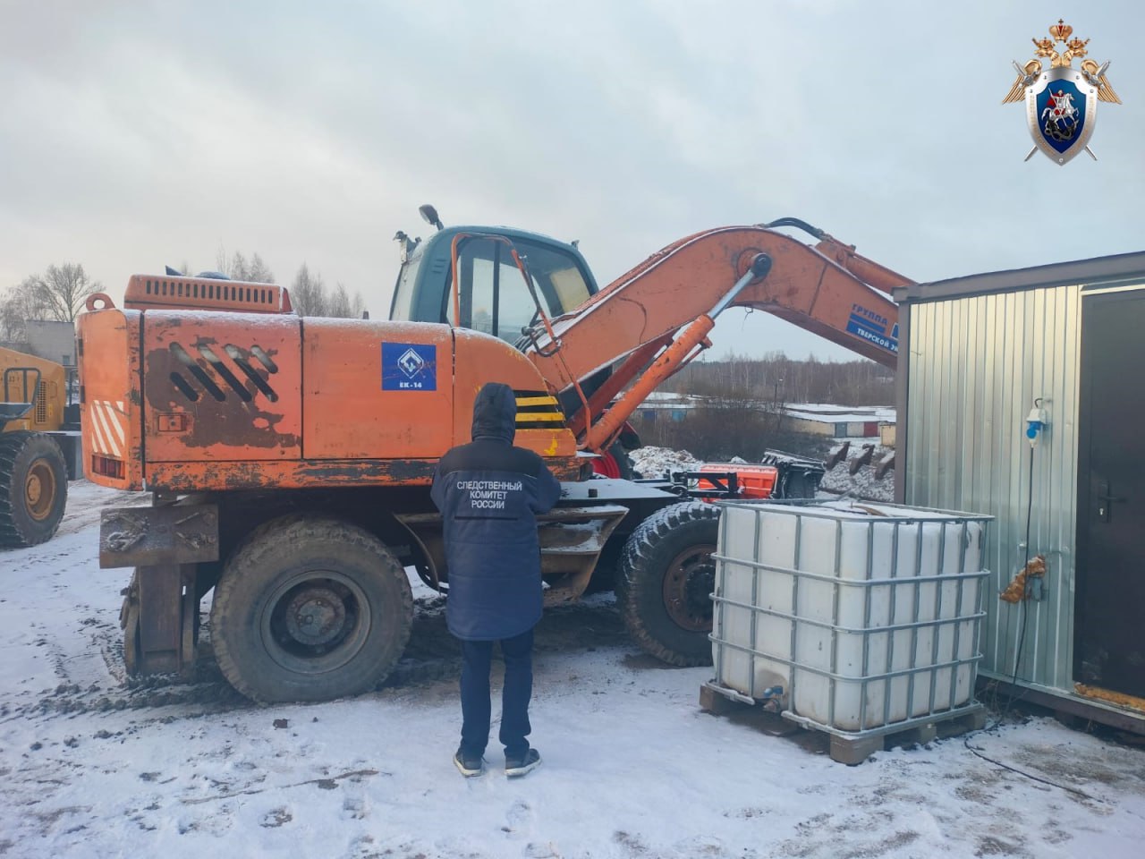 В Пильнинском районе на трассе М-12 рабочего раздавило ковшом. В СК рассказали подробности недавнего инцидента.   По данным следователей, машинист экскаватора не убедился в безопасности маневра и повернул кабину, из-за этого другого мужчину, который сидел на ходовой части, прижало ковшом. На рабочего завели уголовное дело по причинению смерти по неосторожности.