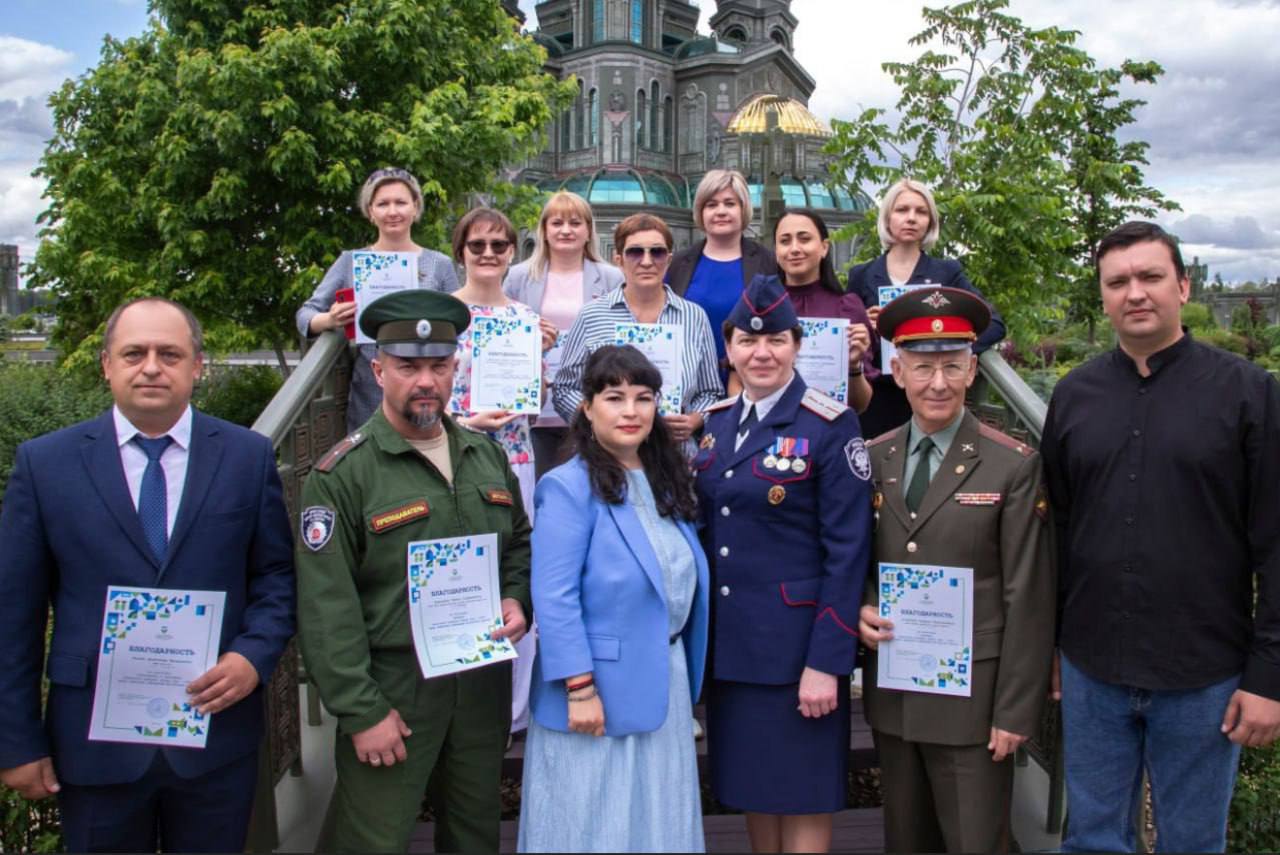 В парке «Патриот» наградили лучших кадетов Подмосковья В Военно-патриотическом парке «Патриот» в Одинцове прошла церемония награждения победителей конкурса «Кадет года — 2024», сообщает Минобразования региона. В этом году в конкурсе участвовали 140 кадетов со всего Подмосковья. Они соревновались в личных достижениях, творческих конкурсах и проходили спортивные испытания. Особое внимание уделили мастерству в бальных танцах. 6 победителей и 12 призеров в трех возрастных категориях. После награждения ребята возложили цветы к Вечному огню и отправились на экскурсию в музей «Дорога памяти». В Подмосковье регулярно проходят военно-патриотические мероприятия при поддержке регионального правительства. Это воспитывает у молодежи чувство гордости за свою Родину и помогает помнить о подвиге наших предков в борьбе с нацизмом.