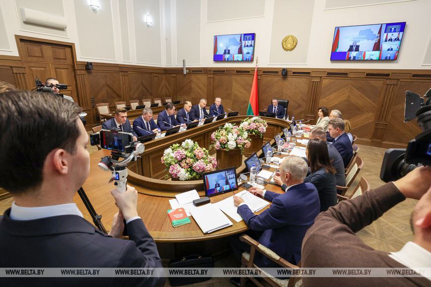 Турчин одним из основных вопросов на ВНС станет программа социально экономического развития на 2026 2030 годы Об этом заявил премьер министр Александр Турчин во время заседания республиканского оргкомитета по подготовке и проведению ВНС Председатель ВНС Александр Лукашенко поручил созвать второе заседание седьмого ВНС 1 8 и 1 9 декабря 2025 года Сегодня в правительстве состоялось первое заседание организационного комитета Премьер отметил что глава государства часто напоминает что основой для всего в любой стране является экономика Поэтому одним из основных вопросов на собрании будет обсуждение программы социально экономического развития Республики Беларусь на 2026 2030 годы Остальные вопросы повестки дня собрания будут утверждены на предстоящем заседании Президиума Всебелорусского народного собрания сказал Александр Турчин Сайт TikTok VK Instagram YouTube ОК Стикерпак ВВ Чат бот
