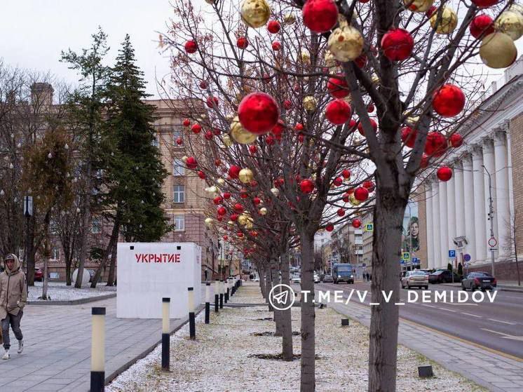 Немного фото новогодних убранств Белгорода.  На фото новогодние украшения города, которые закончили монтировать.  Мэр Белгорода Валентин Демидов рассказал, что в этом году новый декор не покупали, а всего лишь привели в порядок всё, что было.  По понятным причинам массовых мероприятий в этом году не будет. Но без Деда Мороза не обойдётся. Самый главный дедушка зажжет иллюминацию и откроет катки, почты Деда Мороза, новогодние ели в парке им. Ленина, на "Берегах", на Соборной площади и на территории городских управ.