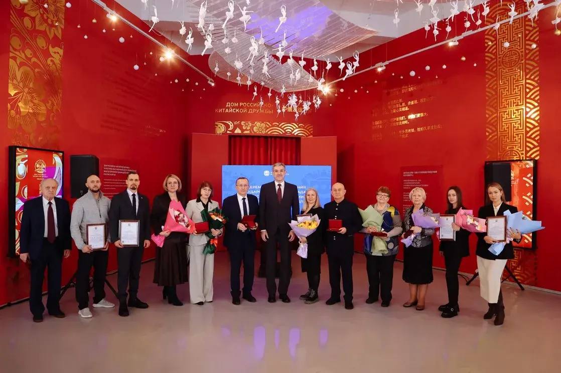 Глава Приамурья Василий Орлов в Доме российско китайской дружбы вручил государственные и региональные награды отличившимся амурчанам представителям сфер науки образования культуры государственной службы строительной отрасли и сферы гостеприимства