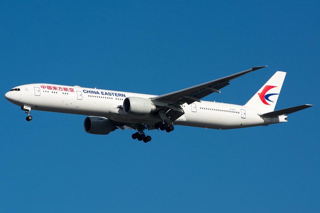 China Eastern запускает самый длинный прямой рейс в мире В декабре China Eastern Airlines откроет уникальное сообщение между Шанхаем и Буэнос Айресом Новый маршрут протянется на 10 600 морских миль или 19 631 км и станет самым длинным прямым рейсом в мире Внимание Речь не идёт про самый длинный беспосадочный рейс Спасибо за внимание Полёт в одну сторону займёт более суток из Шанхая около 25 часов 30 минут а обратно почти 29 часов из за встречных ветров Полёты будут выполняться на Boeing 777 300ER с технической остановкой в Окленде но без смены рейса и выхода пассажиров за пределы транзитной зоны Стоимость билета также впечатляет от 1 718 долларов в экономклассе и от 6 435 долларов в бизнесе China Eastern намерена выполнять рейс дважды в неделю по понедельникам и четвергам из Шанхая и по вторникам и пятницам из Буэнос Айреса На данный момент самый длинный беспосадочный рейс в мире выполняет Singapore Airlines между Сингапуром и Нью Йорком JFK 9 537 морских миль 17 662 км и почти 19 часов полёта на специально доработанном Airbus A350 900ULR с салоном только бизнес и премиум эконом класса На обычном самолёте с эконом классом рекорд протяженности принадлежит Air China на маршруте Пекин Сан Паулу с промежуточной посадкой в Мадриде Его дальность составляет 9 494 морских миль или 17 583 км Новый маршрут не только станет рекордным по продолжительности но и подчеркнёт растущее значение связей Китая и Южной Америки Он прямо позиционируется как часть инициатив по укреплению дипломатических связей Китая и Южной Америки Однако спрос на столь длительный перелёт по прогнозам останется не очень большим China Eastern планирует выполнять его дважды в неделю вылеты из Шанхая по понедельникам и четвергам из Буэнос Айреса по вторникам и пятницам    AviaNews
