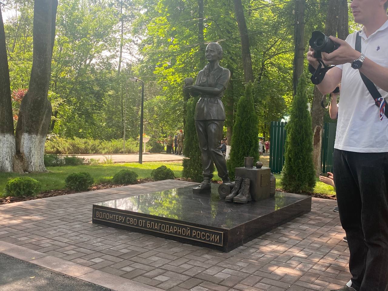 В ростовском парке Октября появилась скульптура волонтёру СВО. В парке Октября открыли памятник волонтёрам, помогающим участникам спецоперации. Скульптура в полный рост изображает девушку, протягивающую сердце в сторону военного госпиталя. Памятник поставили за счёт внебюджетных средств. Установку поддержал комитет по молодёжной политике Ростовской области. Подписаться Связь с редакцией
