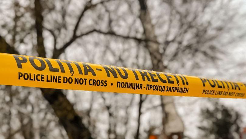 В Гагаузии пропавшая женщина найдена мёртвой на свалке возле села Кириет Лунга Тело 46 летней женщины исчезнувшей более двух недель назад обнаружил местный житель На теле были следы насильственной смерти Главным подозреваемым оказался её 50 летний муж ранее привлекавшийся за домашнее насилие Он признался что убил жену во время ссоры Мужчину задержали на 72 часа полиция выясняет все обстоятельства Кишинев Live Подписаться