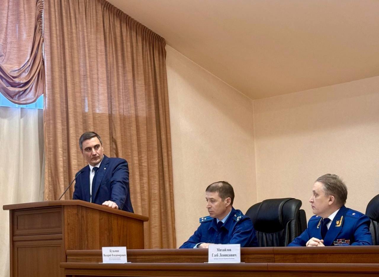 Прокурор Луганской Народной Республики Глеб Михайлов провел рабочую встречу с представителями бизнес-сообщества региона. В ходе встречи обсуждены проблемные вопросы, возникающие в сфере сельскохозяйственной деятельности и розничной торговли. Глава надзорного ведомства отметил, что в числе важнейших задач прокуратуры является защита прав и законных интересов добросовестных предпринимателей и создание благоприятных условий для развития бизнеса на территории региона. Участие приняли руководители региональных Управлений Россельхознадзора, Федеральной налоговой службы, республиканских министерств сельского хозяйства и продовольствия, имущественных и земельных отношений, экономического развития, промышленности и торговли, администрации г. Луганска. До сведения участников мероприятия доведена информация о принимаемых на территории ЛНР мерах по поддержке субъектов предпринимательства. Также затронуты вопросы, касающиеся применения контрольно-кассовой техники и осуществления льготного налогообложения. Проблемные вопросы озвучены представителями бизнеса. Прокурором республики выданы поручения об организации надзорных мероприятий. Подобные встречи по инициативе прокурора республики будут организовываться на постоянной основе, не реже 1 раза в квартал, что позволит обеспечить непосредственный контакт между представителями государства и бизнеса, оказать оперативную помощь в решении актуальных проблем. Подробнее - на сайте прокуратуры ЛНР.