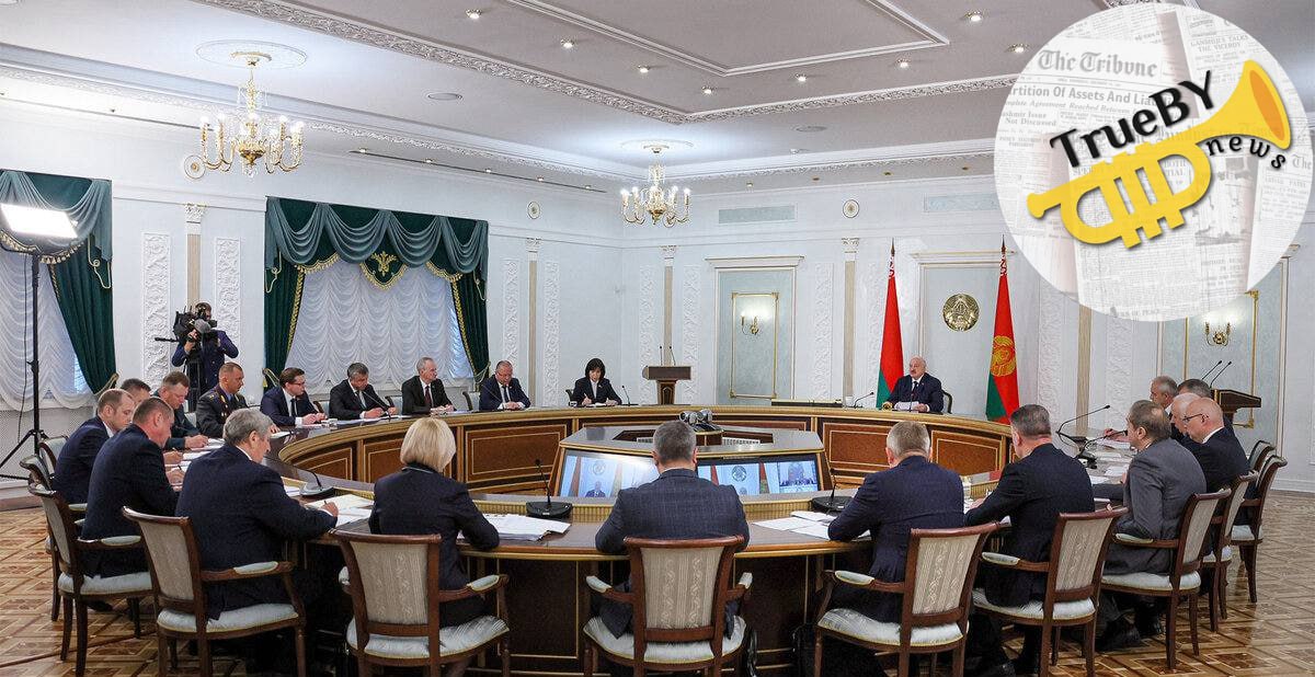 Александр Лукашенко проводит селекторное совещание по вопросам уборочной кампании 2025 года Глава государства отметил, что в стране идет важнейший этап сельскохозяйственных работ, который как никогда определит вес республиканского каравая в этом году. #Беларусь #Президент #Лукашенко #совещание TrueBY news