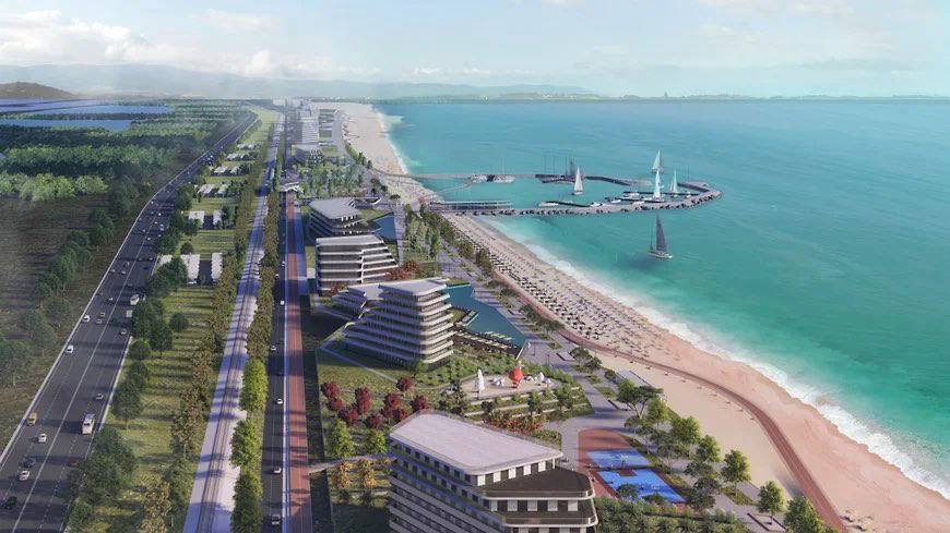‼ В Крыму построят 12-километровую морскую набережную Самую длинную набережную в Крыму построят на западном побережье в рамках проекта круглогодичного морского курорта «Золотые пески России», сообщил глава республики Сергей Аксенов. «Протяженность береговой линии составит порядка 20 км. Будет создана самая большая набережная в Крыму протяженностью 12 км»,— сказал он. Строительство круглогодичного туристического комплекса «Золотые пески России» создается в рамках федерального проекта «Пять морей и озеро Байкал» и реализуется по поручению президента. Он включает в себя два проекта: «Золотые пески России» на территории городского округа Евпатория и «Семейный курорт Крымская Ривьера» в районе города Саки. Объем инвестиций — 59,4 млрд руб. Планируется строительство 18 трех-, четырех- и пятизвездочных отелей общей вместимостью 5,3 тыс. номеров, а также комплекса объектов круглогодичной туристической инфраструктуры. Новая набережная, согласно контракту, должна появиться к 1 декабря 2026 года.