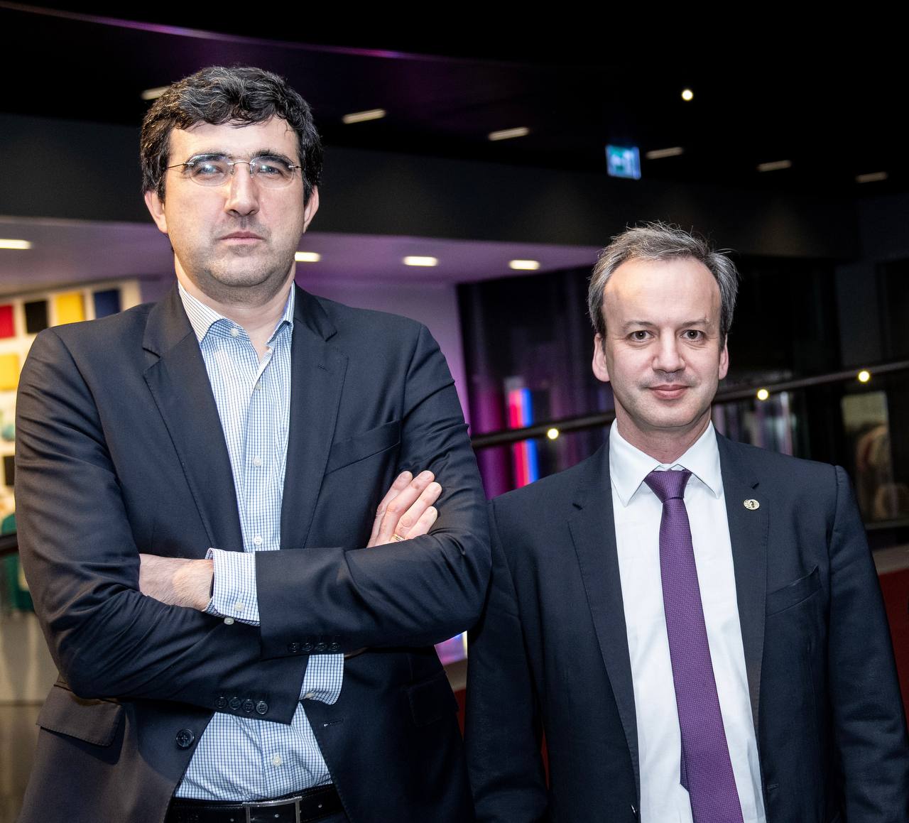 Владимир Крамник подал в суд на ФИДЕ 14 й чемпион мира Владимир Крамник инициировал формальное судебное разбирательство против Международной шахматной федерации в соответствии с законодательством Швейцарии в суде города Лозанна где расположена штаб квартира организации Крамник напрямую обратился в гражданский суд Лозанны а не в Спортивный арбитражный суд который обычно рассматривает иски связанные с шахматами Цитата из заявления Крамника Конкретные положения швейцарского законодательства на которых основан иск а также точная сумма требуемой от FIDE финансовой компенсации будут окончательно определены моей юридической командой непосредственно перед подачей основного иска Кроме того в штаб квартиру FIDE лично доставлен официальный запрос о сохранении документации Данный запрос направлен на обеспечение сохранности всех документов переписки электронных записей и любых других материалов которые могут иметь отношение к судебному процессу против FIDE с тем чтобы они не были изменены или удалены Представители ФИДЕ пока не комментировали ситуацию новости