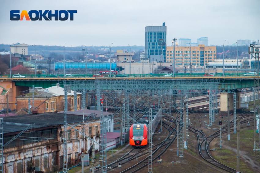 В Ростовской области утром 15 мая произошел сбой в движении пригородных поездов По информации Северо-Кавказской пригородной пассажирской компании, несколько электричек следуют с опозданием. Так, поезд №6301 Успенская – Таганрог задерживается на 30 минут. Состав №6354/6366 Глубокая – Новомихайловская прибудет с опозданием на 20 минут, а поезд №6170 Усть-Донецк – Ростов отстает от графика на 18 минут. В СКППК принесли извинения пассажирам за временные неудобства и призвали учитывать задержки при планировании маршрутов. Работа Авто Глэмпинг Медицина