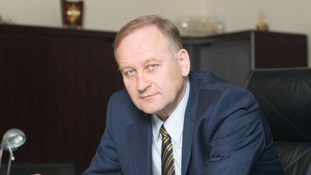 В Приморье суд обратил в доход государства имущество экс ректора ВГУЭС и депутата Геннадия Лазарева а также членов его семьи и аффилированных структур В доход государства переданы   61 акций оборонного предприятия АО Восточная верфь   крупные пакеты акций той же компании оформленные на самого Лазарева и его родственников   261 объект недвижимости принадлежащий девяти ООО и связанным структурам   34 объекта недвижимости зарегистрированные на бывшего прокурора Приморья Валерий Василенко При подаче иска сумма требований официально не раскрывалась однако прокуратура сообщала об ущербе свыше 2 млрд рублей По версии следствия группа лиц обвиняется в хищении имущества РФ легализации средств полученных преступным путём а также создании преступного сообщества Отдельно указывается что у Восточной верфи якобы было похищено более 13 млн рублей а также предпринималась попытка обмана миноритарного акционера на сумму свыше 2 2 млн рублей Уголовное дело в отношении Геннадия Лазарева которого правоохранительные органы считают организатором предполагаемого ОПС выделено в отдельное производство ДЕРЗКИЙ ВЛАДИВОСТОК В МАХ