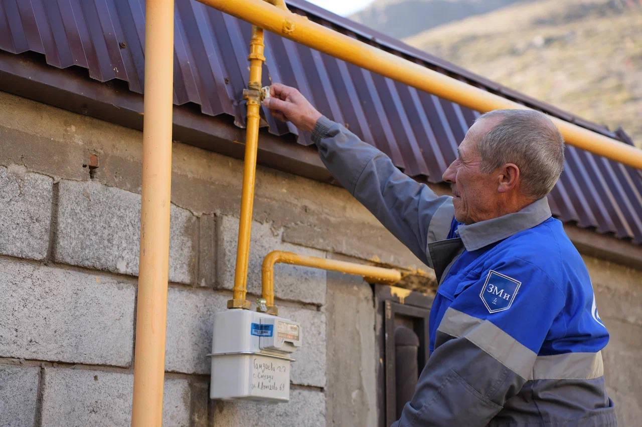 Два микрорайона Махачкалы остались без газа из за утечки на подземном газопроводе Сегодня в Махачкале с 06 00 без газоснабжения остались жители Кировского и части Советского районов Махачкалы Специалисты газовой службы выявили нарушение целостности подземного газопровода высокого давления на улице Газопроводная Благодаря оперативной работе бригады газовиков аварийная ситуация своевременно локализована на поврежденный участок установлен временный бандаж что обеспечило безопасность жителей города Для полного устранения повреждений и проведения капитальных аварийно восстановительных работ необходимо временное отключение газоснабжения Все мероприятия проводятся для предотвращения в дальнейшем возможных технологических нарушений и перебоев в подаче газа Специалисты работают в усиленном режиме для завершения работ в течение дня